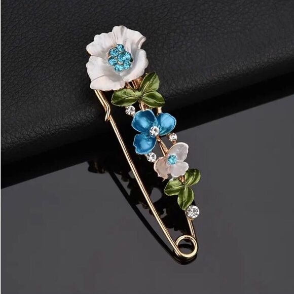 🩵 NEW stunning brooch/pin with hand painted flowers & crystals 🩵 - Picture 2 of 4